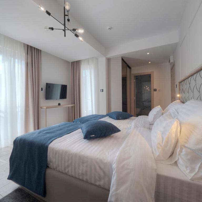 Hotel Idila Budva - Superior Dvokrevetna Soba sa Bračnim Krevetom / 2 Zasebna Kreveta i Pogledom na Vrt - 5