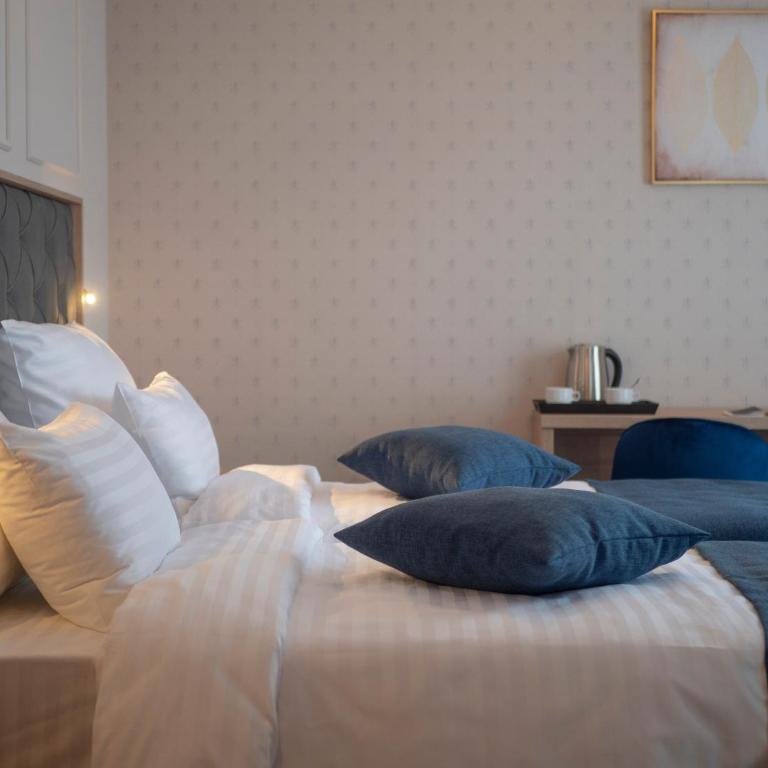 Hotel Idila Budva - Superior Dvokrevetna Soba sa Bračnim Krevetom / 2 Zasebna Kreveta i Pogledom na Vrt - 1