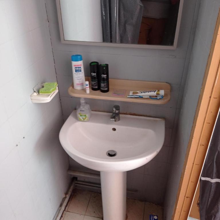 Studio indépendant, avec piscine et jardin, direct gare aéroport, 1 lit pour 2 personnes Direct Gare Aéroport - One-Bedroom Apartment - 20