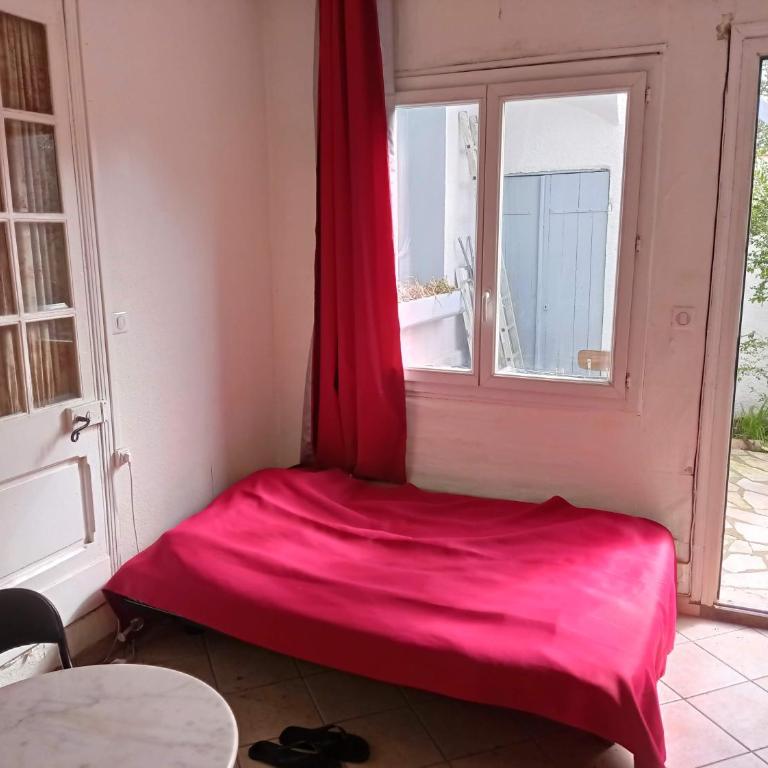 Studio indépendant, avec piscine et jardin, direct gare aéroport, 1 lit pour 2 personnes Direct Gare Aéroport - One-Bedroom Apartment - 12