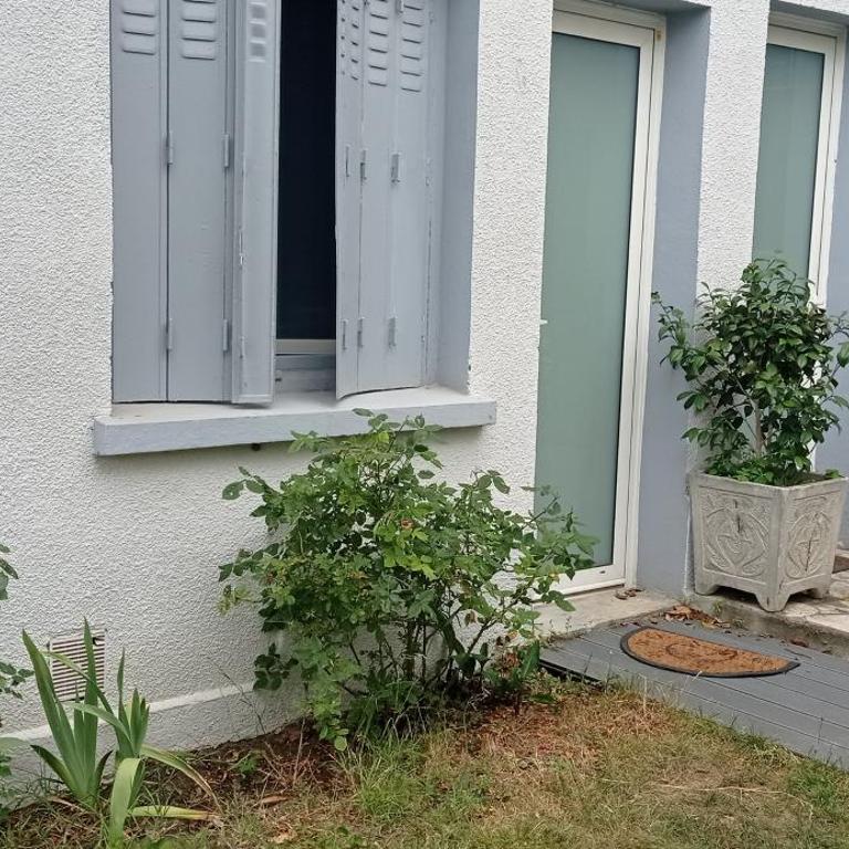 Studio indépendant, avec piscine et jardin, direct gare aéroport, 1 lit pour 2 personnes Direct Gare Aéroport - One-Bedroom Apartment - 27