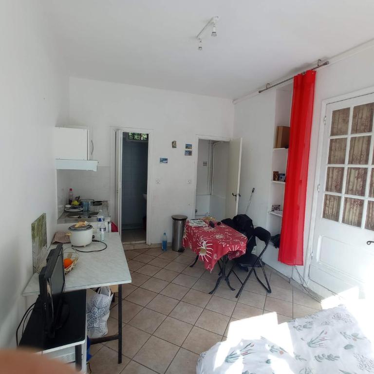 Studio indépendant, avec piscine et jardin, direct gare aéroport, 1 lit pour 2 personnes Direct Gare Aéroport - One-Bedroom Apartment - 17