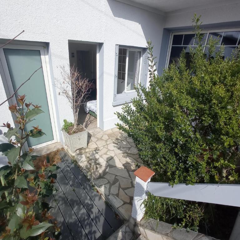 Studio indépendant, avec piscine et jardin, direct gare aéroport, 1 lit pour 2 personnes Direct Gare Aéroport - One-Bedroom Apartment - 29