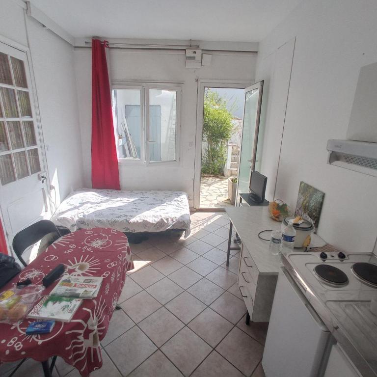 Studio indépendant, avec piscine et jardin, direct gare aéroport, 1 lit pour 2 personnes Direct Gare Aéroport - One-Bedroom Apartment - 5