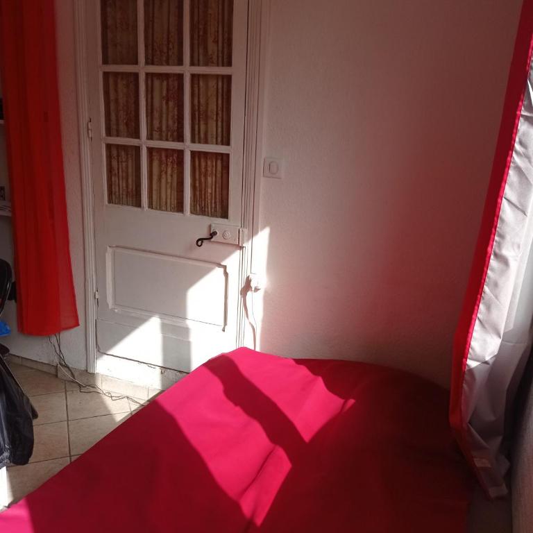 Studio indépendant, avec piscine et jardin, direct gare aéroport, 1 lit pour 2 personnes Direct Gare Aéroport - One-Bedroom Apartment - 22