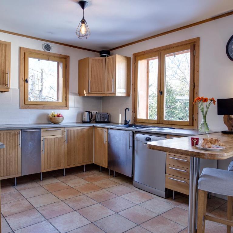 Chamonix Large Chalet, Sleeps 12, 200m2, 5 Bedroom, 4 Bathroom, Garden, Jacuzzi, Sauna - Chalet - 21