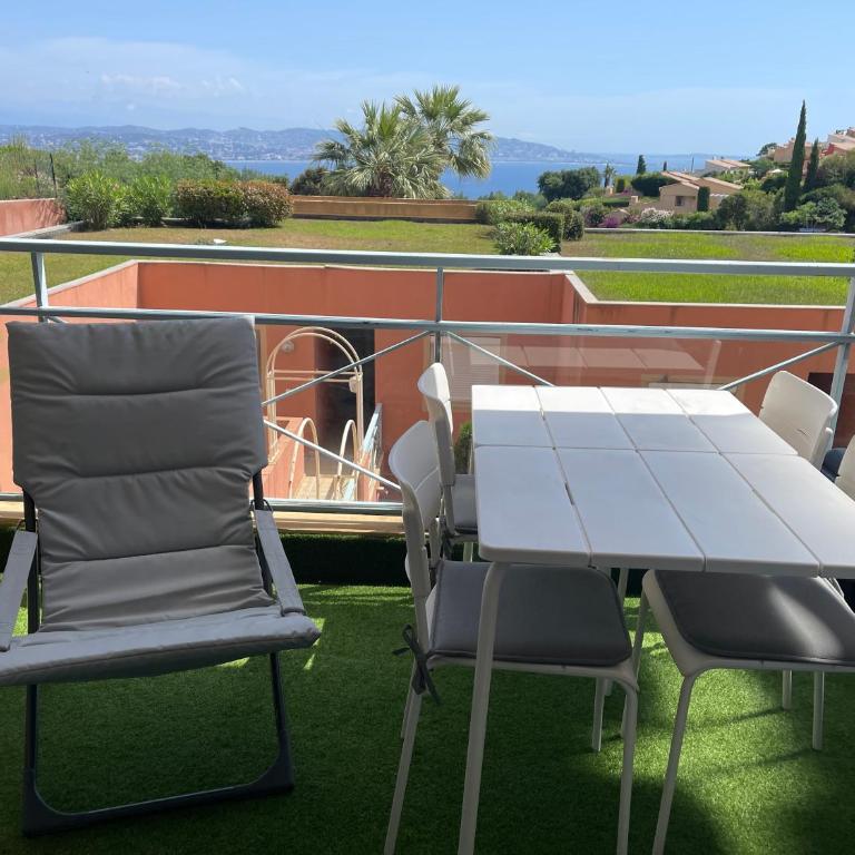 Vue mer et sur la baie de Cannes piscine 450m2 randonnée VTT au pied de l Esterel Manet - Appartement 1 Chambre - 8