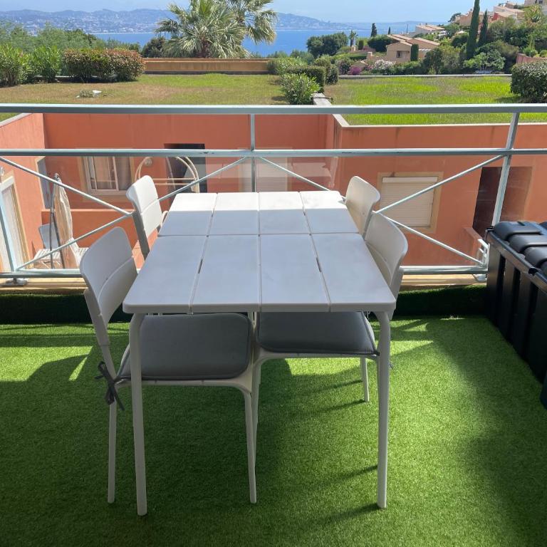 Vue mer et sur la baie de Cannes piscine 450m2 randonnée VTT au pied de l Esterel Manet - Appartement 1 Chambre - 7