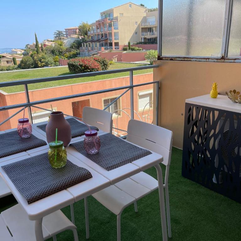 Vue mer et sur la baie de Cannes piscine 450m2 randonnée VTT au pied de l Esterel Manet - Appartement 1 Chambre - 6