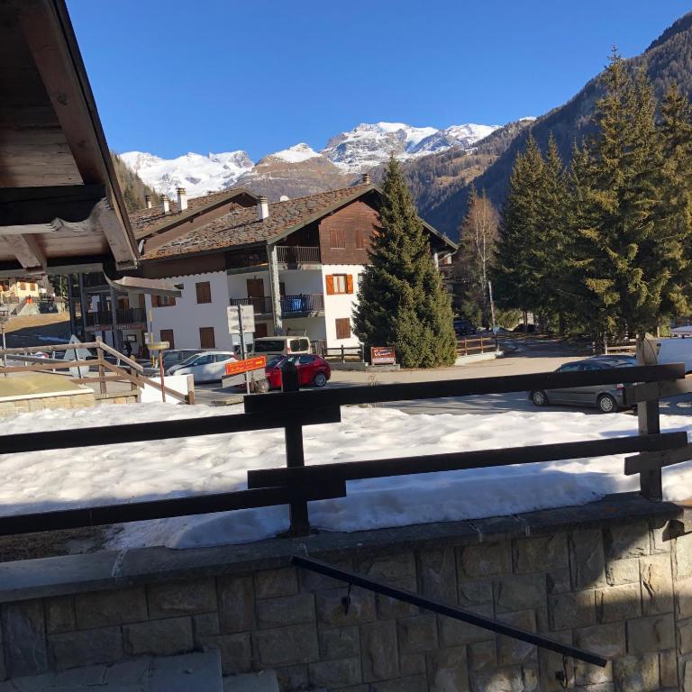 AMPIO MONOLOCALE IN CENTRO CHAMPOLUC - Monolocale con Vista Giardino - 12