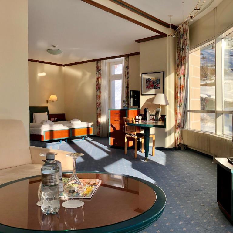 Thermal Hotels & Walliser Alpentherme Leukerbad - Panorama-Junior Suite - 11