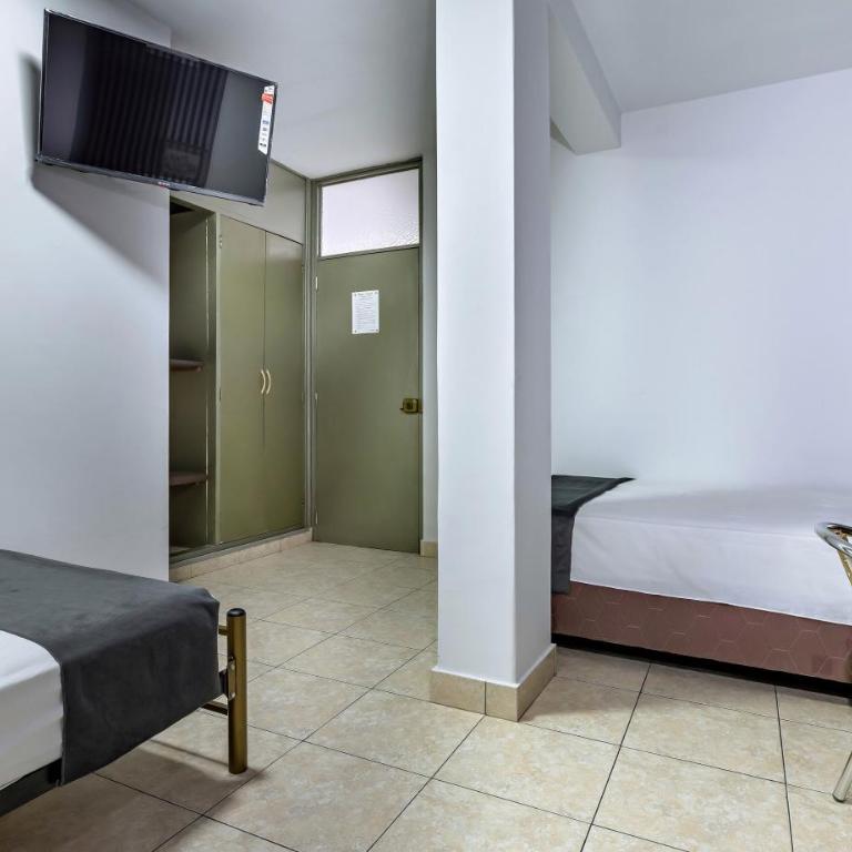 Hotel Taurus - Twin Room - 10