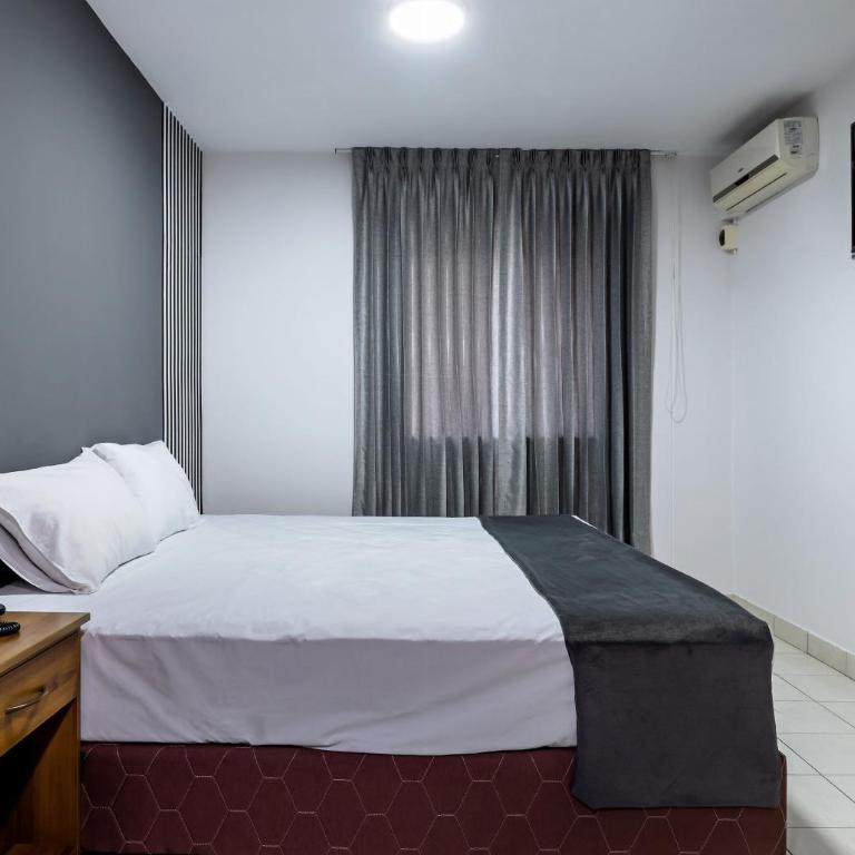 Hotel Taurus - Queen Room - 9