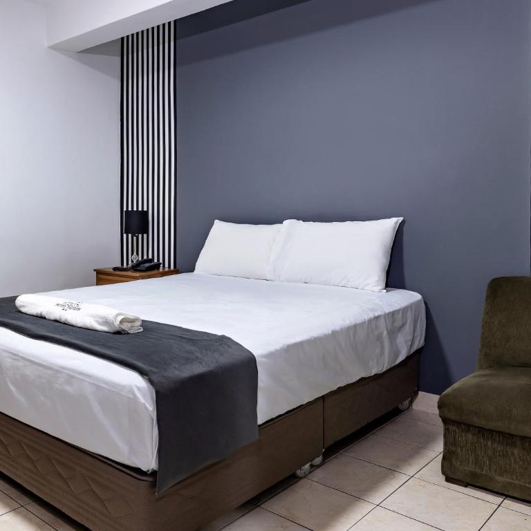 Hotel Taurus - King Room - 6