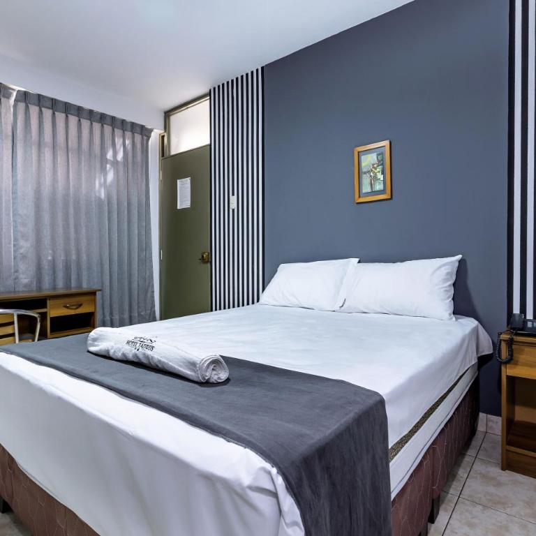Hotel Taurus - Queen Room - 3