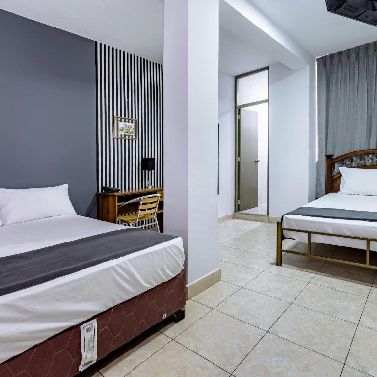 Hotel Taurus - Twin Room - 11