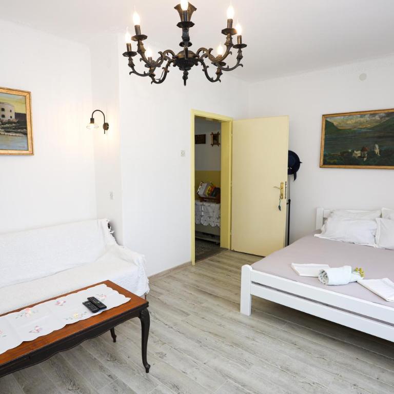 Vila Skala - Triple Room with Private Bathroom - 11