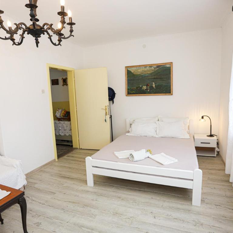 Vila Skala - Triple Room with Private Bathroom - 9