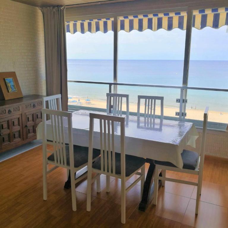 Primera linea de playa frente al mar - One-Bedroom Apartment - 4