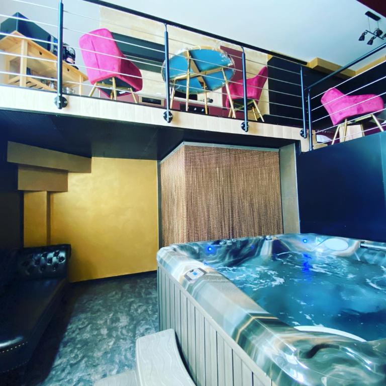 Mieuxqualhotel jacuzzi privatif Love room - Appartement 1 Chambre - 10