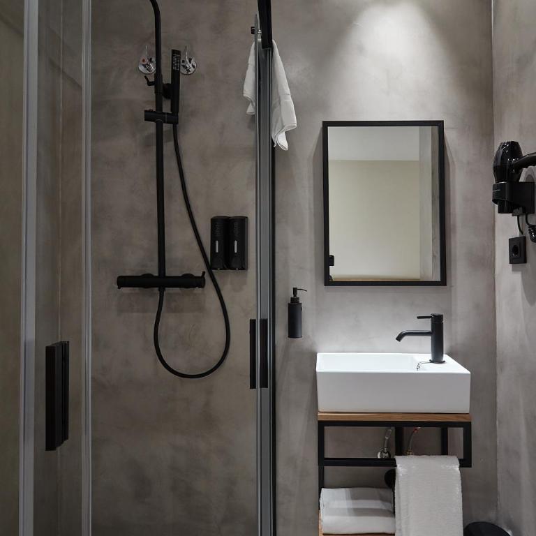 Ella Hostel Ramblas - Standard Single Room with Shower - 4