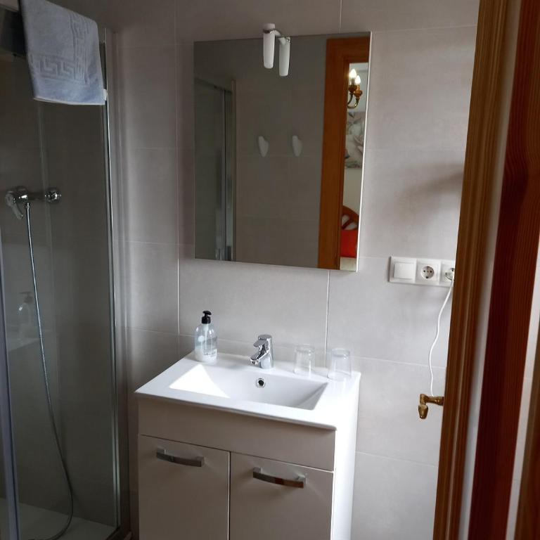 Alojamiento Colina del Sol - Habitación Doble con baño privado y terraza - 2 camas - 3