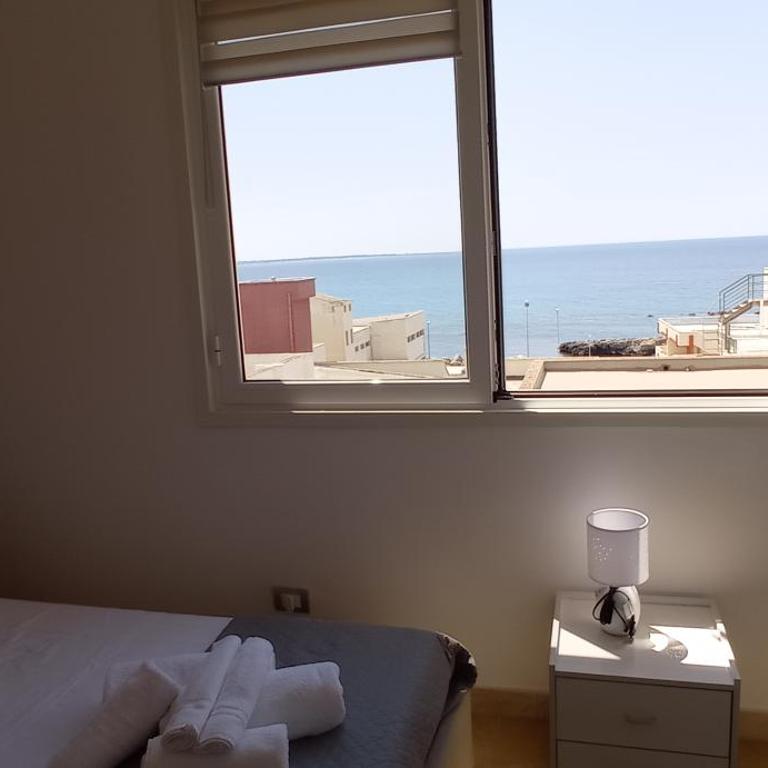 B&B Centrale - Camera Matrimoniale con Vista Mare - 9