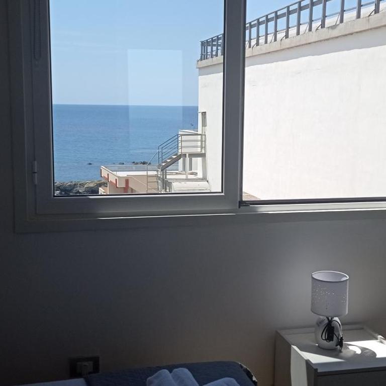 B&B Centrale - Camera Matrimoniale con Vista Mare - 10
