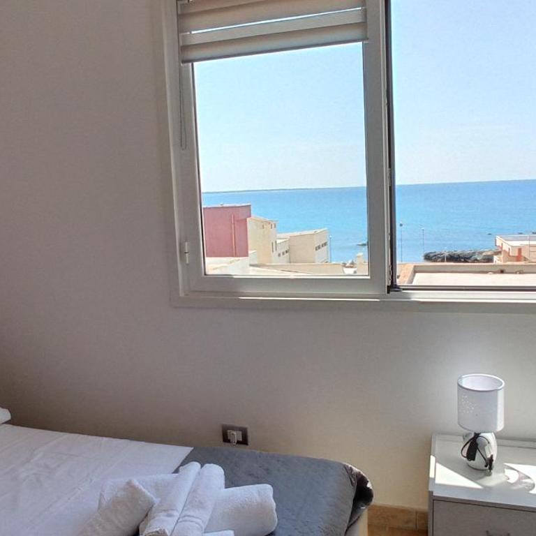 B&B Centrale - Camera Matrimoniale con Vista Mare - 11