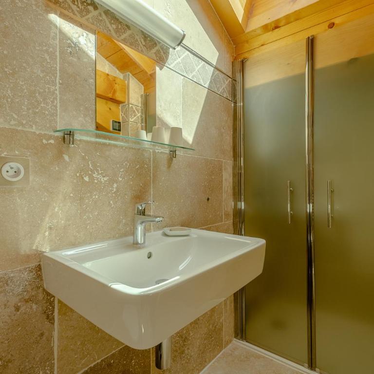 Chalet aux 3 biches - Chambre Triple avec Salle de Bains Privative - 1