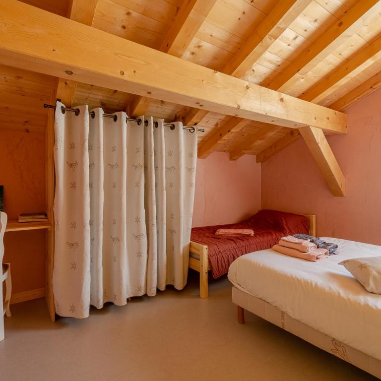 Chalet aux 3 biches - Chambre Triple avec Salle de Bains Privative - 19