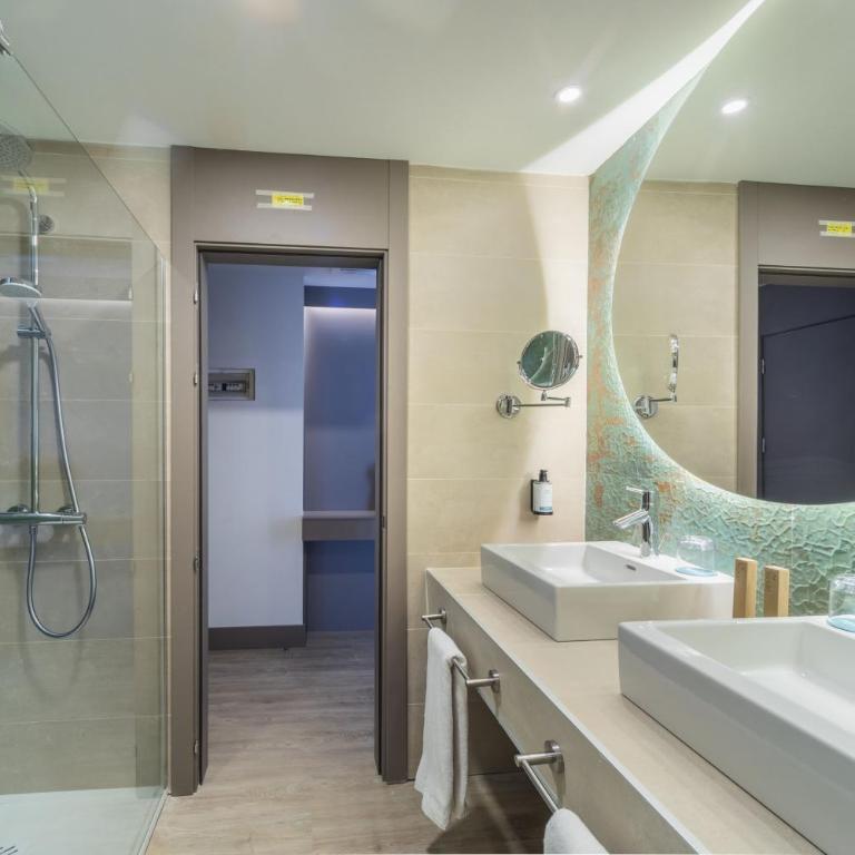 Occidental Puerto Banús - Habitación Triple Superior (2 adultos + 1 niño) - 10
