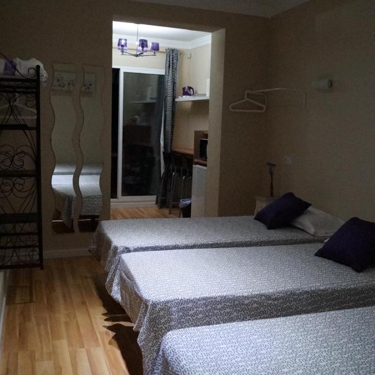 Good-Home Paseo de Gracia - Quadruple Room with Terrace - 1