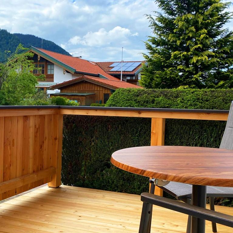Haus Jäger Ferienwohnungen mit Indoor-Pool inkl. Chiemgaukarte - Apartment mit Terrasse - 3