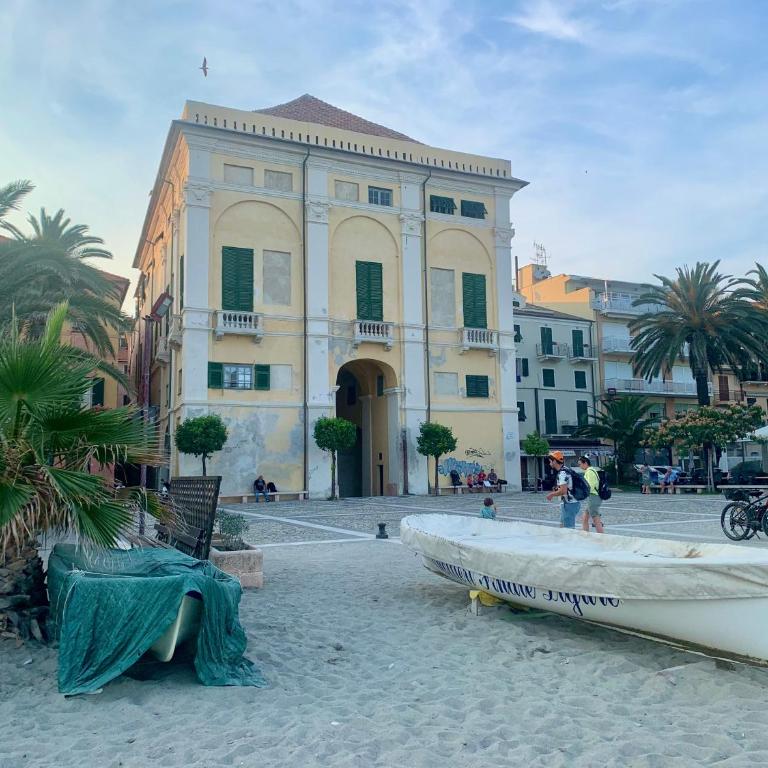 Finale ligure - Dimora storica in centro a 50 m dal mare - Appartamento con 2 Camere da Letto - 30