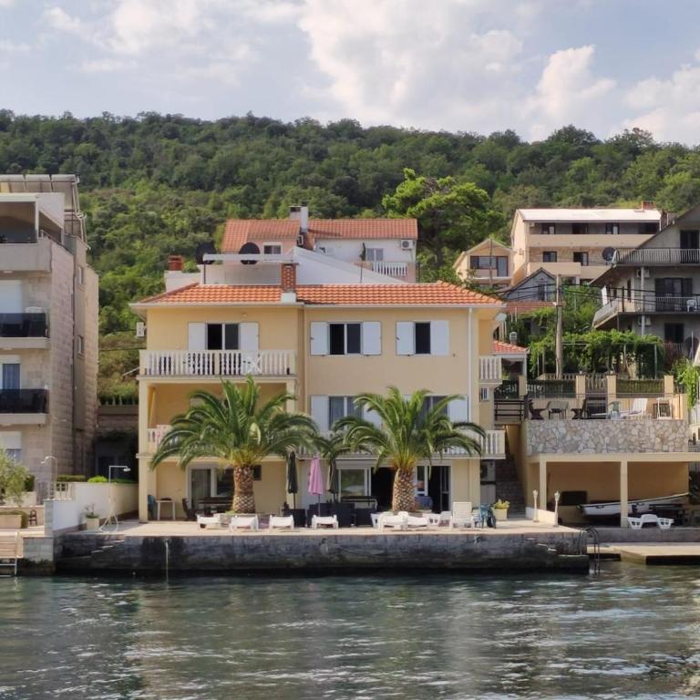 un site calme et unique au Montenegro Loue des logements les pieds dans l eau avec plage privée en face de l ile Saint Marco - Apartment with Sea View - 1