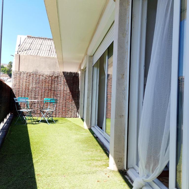 Bright, Large Balcony, Free Parking - Apartment mit 4 Schlafzimmern und einem Balkon - 4