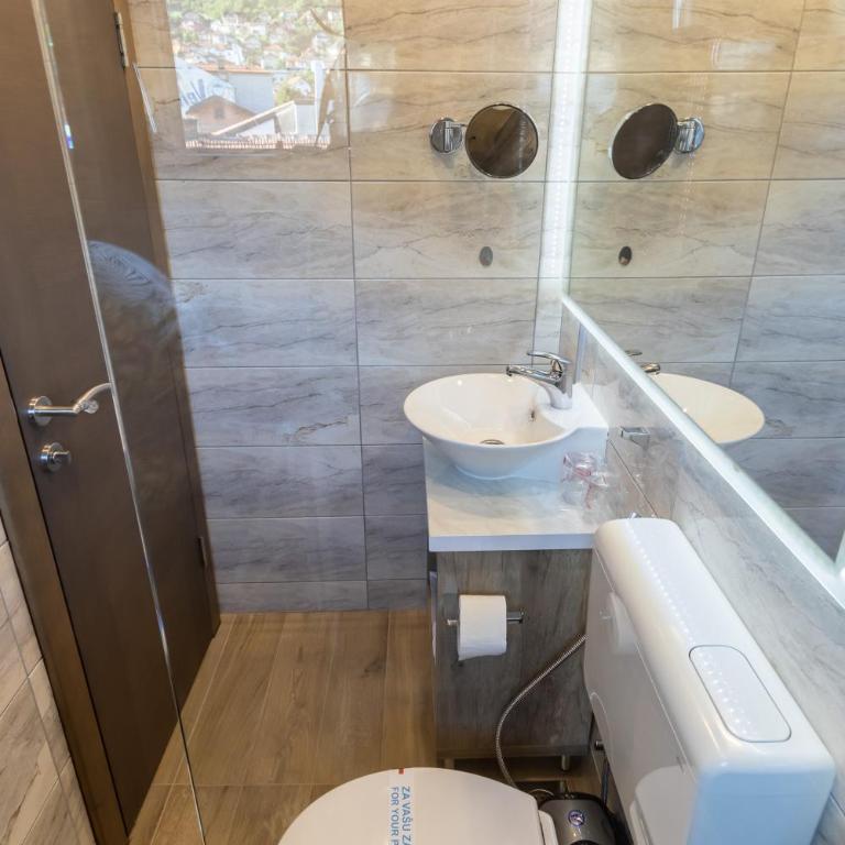 Verdi Rooms - Dvokrevetna Soba sa Bračnim Krevetom i Sopstvenim Kupatilom - 3