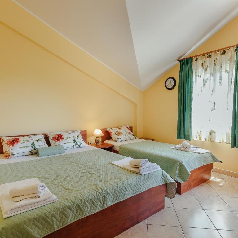 Guest House Villa Živanović - Triple Room with Balcony - 11