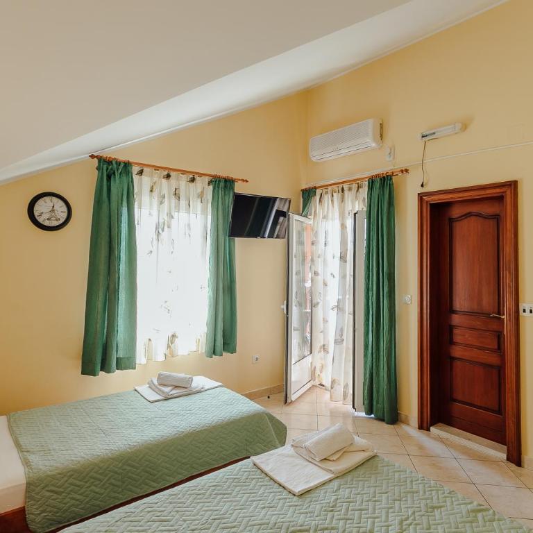 Guest House Villa Živanović - Triple Room with Balcony - 12