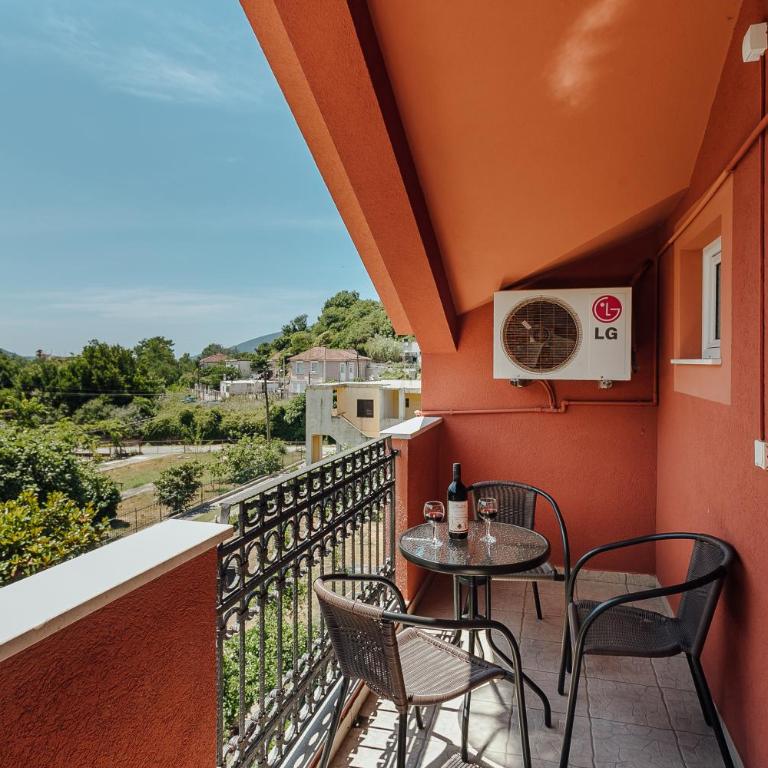 Guest House Villa Živanović - Triple Room with Balcony - 13