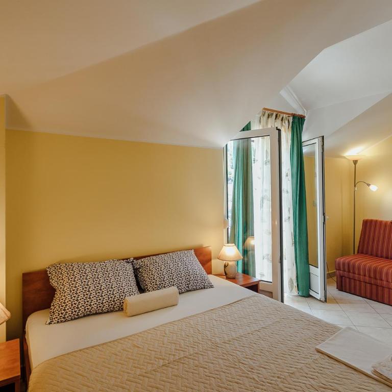 Guest House Villa Živanović - Double Room with Balcony - 18