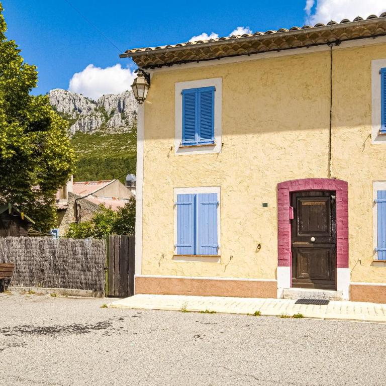 Belle Maison De 3 Chambres À Andon - Maison de Vacances 3 Chambres - 4