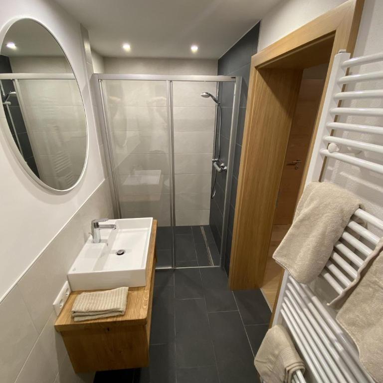 Ribisel Apartments für Familien - Alpentherme inklusive! - Apartment mit 1 Schlafzimmer und Dusche - 10