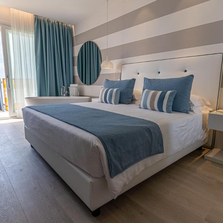 Hotel Orient & Pacific - Deluxe Double Room with Sea View and Spa - 3