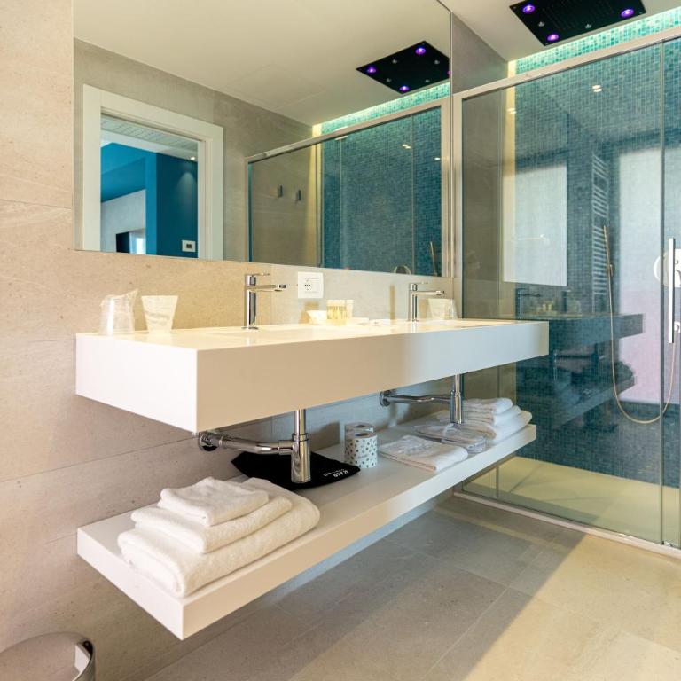 Hotel Orient & Pacific - Deluxe Double Room with Sea View and Spa - 2
