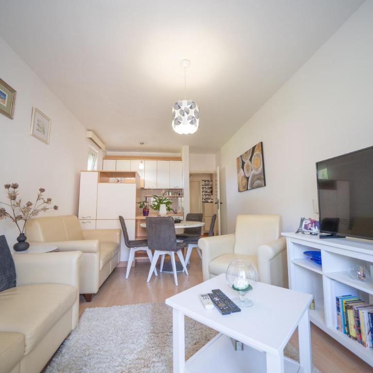 Sunshine - Two-Bedroom Apartment - 4