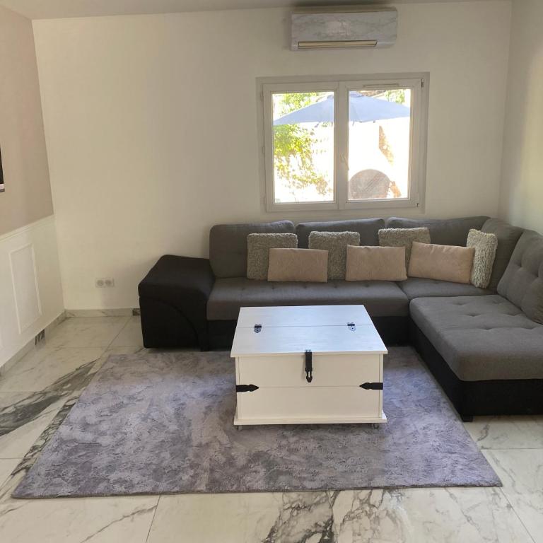 3 Pièces climatisé en rez de jardin avec piscine - Appartement 2 Chambres - 5