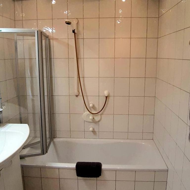 Gästehaus Huber - Vierbettzimmer mit Bergblick - 8