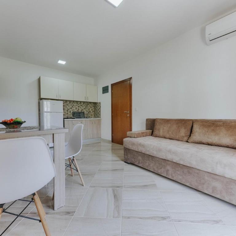 Sea Garden Apartments - Apartment with Mountain View - 9